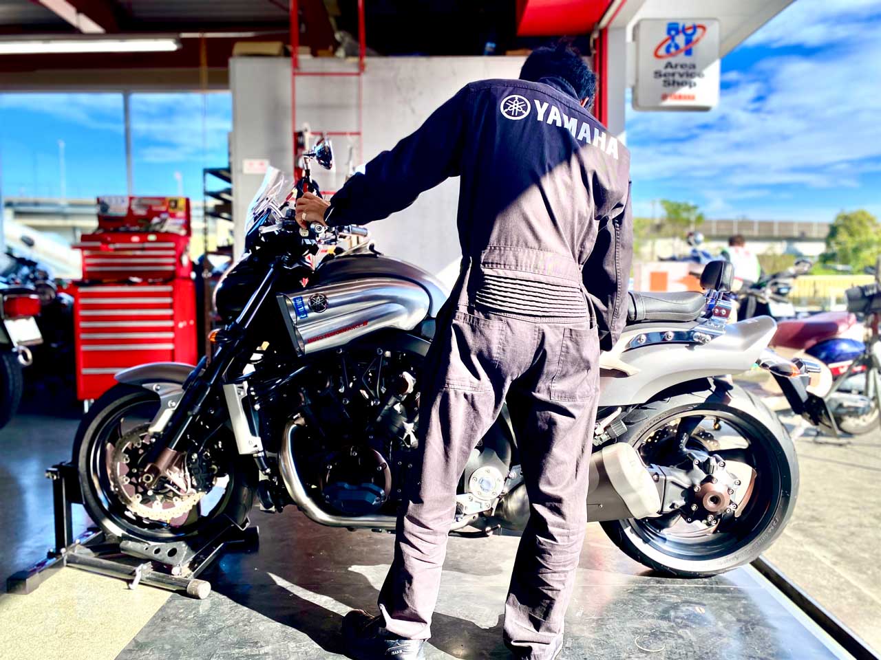 バイクのメンテナンス作業