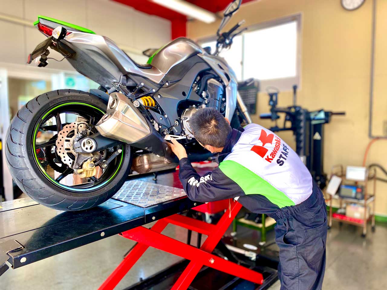 バイク修理作業